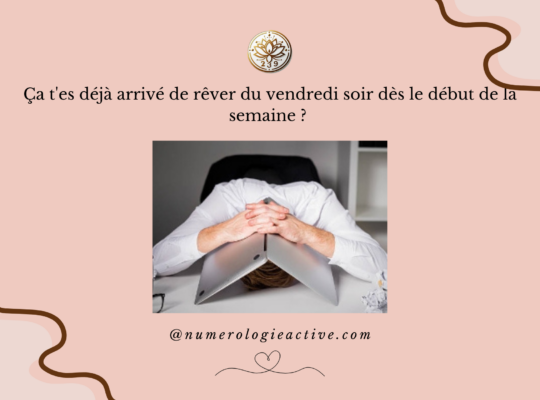 Homme qui est couché sur son bureau