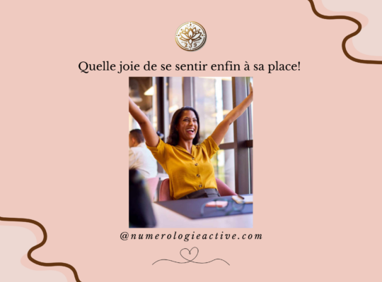 Femme heureuse au bureau